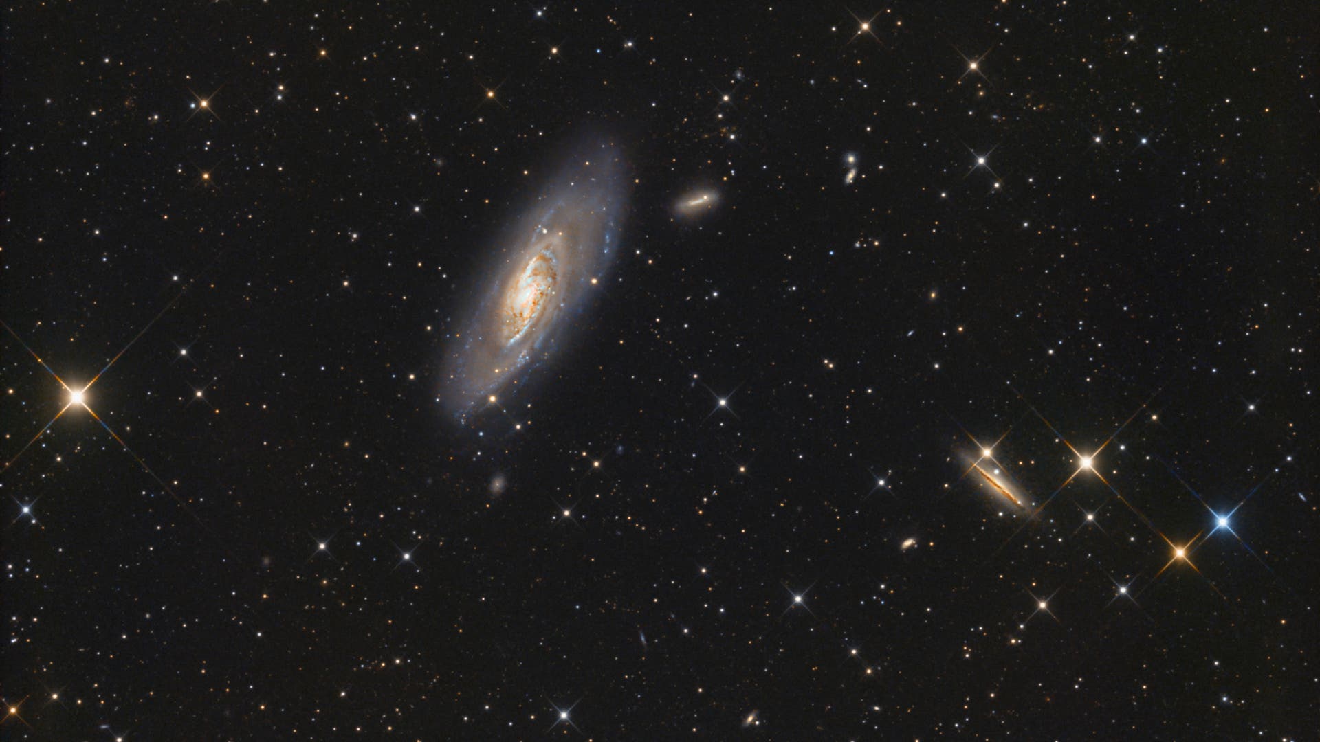 Messier 106 und NGC 4217 Spektrum der Wissenschaft